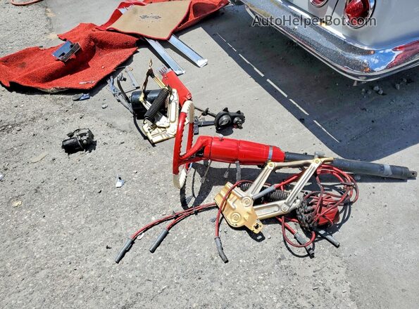 11737L153934 1961 CHEVROLET IMPALA Белый Вид подкапотного пространства