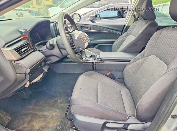 4T1DAACK1SU156993 2025 TOYOTA CAMRY Silver Widok wnętrza z przodu