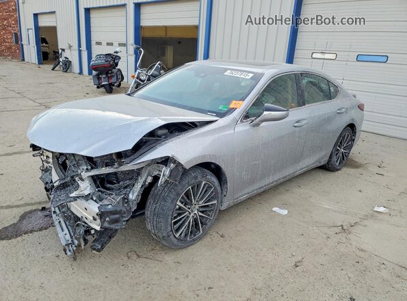 58ADA1C12SU071273 2025 LEXUS ES 300H Silver წინა მარცხენა ხედი სამი მეოთხედიდან