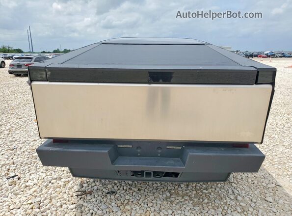 7G2CEHEE7RA019624 2024 TESLA CYBERTRUCK Silver Вид ззаду