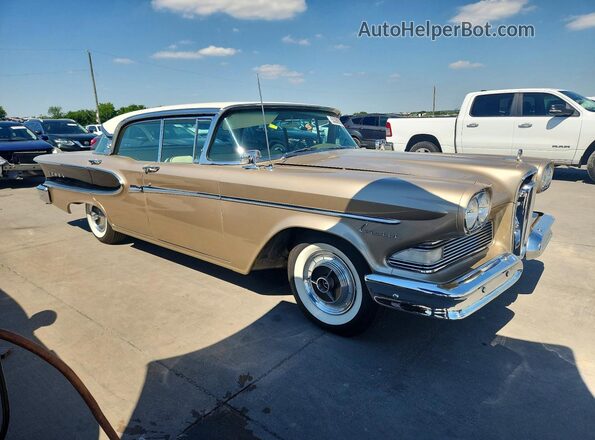 X8SX704466 1958 FORD SADAN Tan Widok z przodu