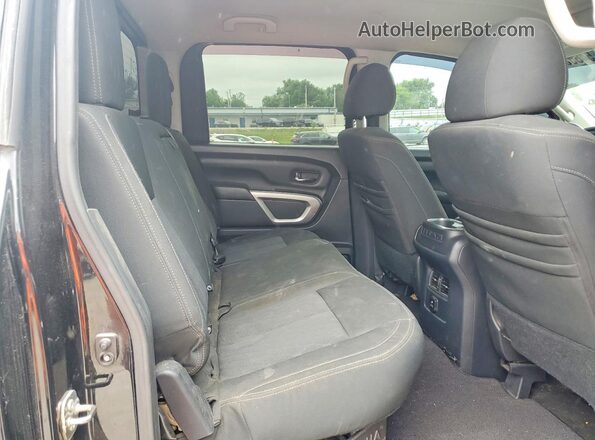 1N6BA1F47HN521802 2017 NISSAN TITAN Black Widok wnętrza z tyłu