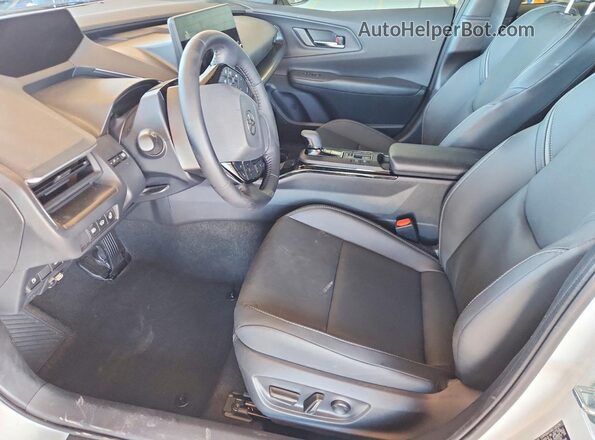 JTDACACU8T3071045 2026 TOYOTA PRIUS White Вид салону спереду