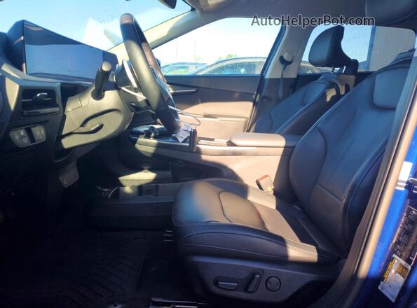 KNDC3DLC8N5066145 2022 KIA EV6 Blue Front interior view