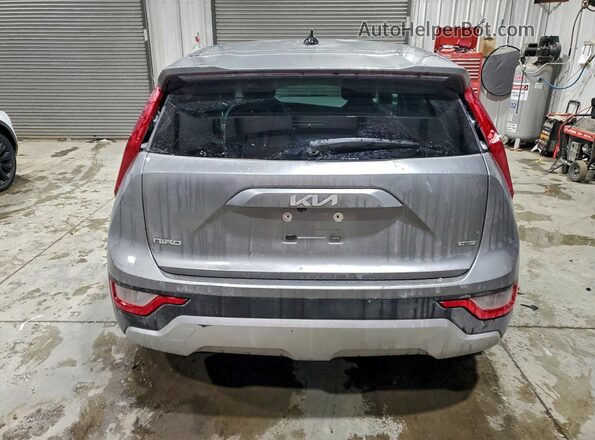 KNDCP3LEXP5069955 2023 KIA NIRO Серый Вид сзади