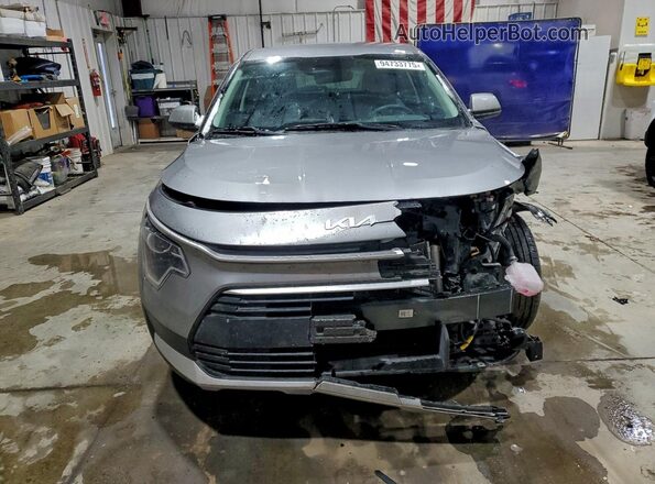 KNDCP3LEXP5069955 2023 KIA NIRO Серый Вид спереди