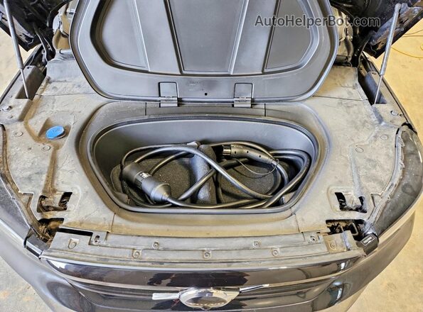 YV4ED3UL8P2979682 2023 VOLVO XC40 Black Engine compartment view