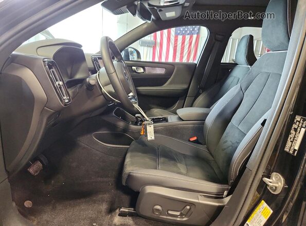 YV4ED3UL8P2979682 2023 VOLVO XC40 Black Front interior view