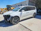2018 Chrysler Pacifica Touring L White vin: 2C4RC1BG8JR334010
