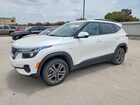 2021 Kia Seltos S White vin: KNDEUCAA1M7043259