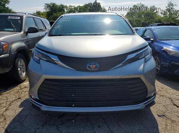 2021 TOYOTA SIENNA XLE