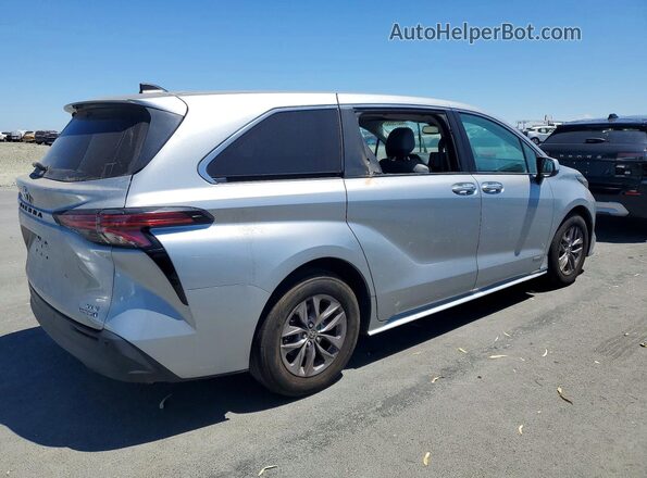 2021 TOYOTA SIENNA XLE