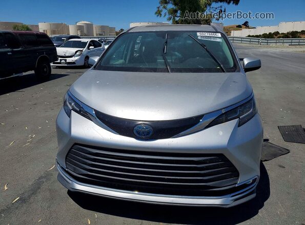 2021 TOYOTA SIENNA XLE