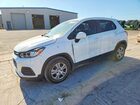 2018 Chevrolet Trax Ls White vin: KL7CJKSB2JB721976